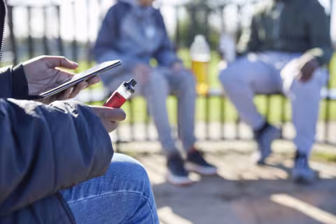 teens vaping in park 